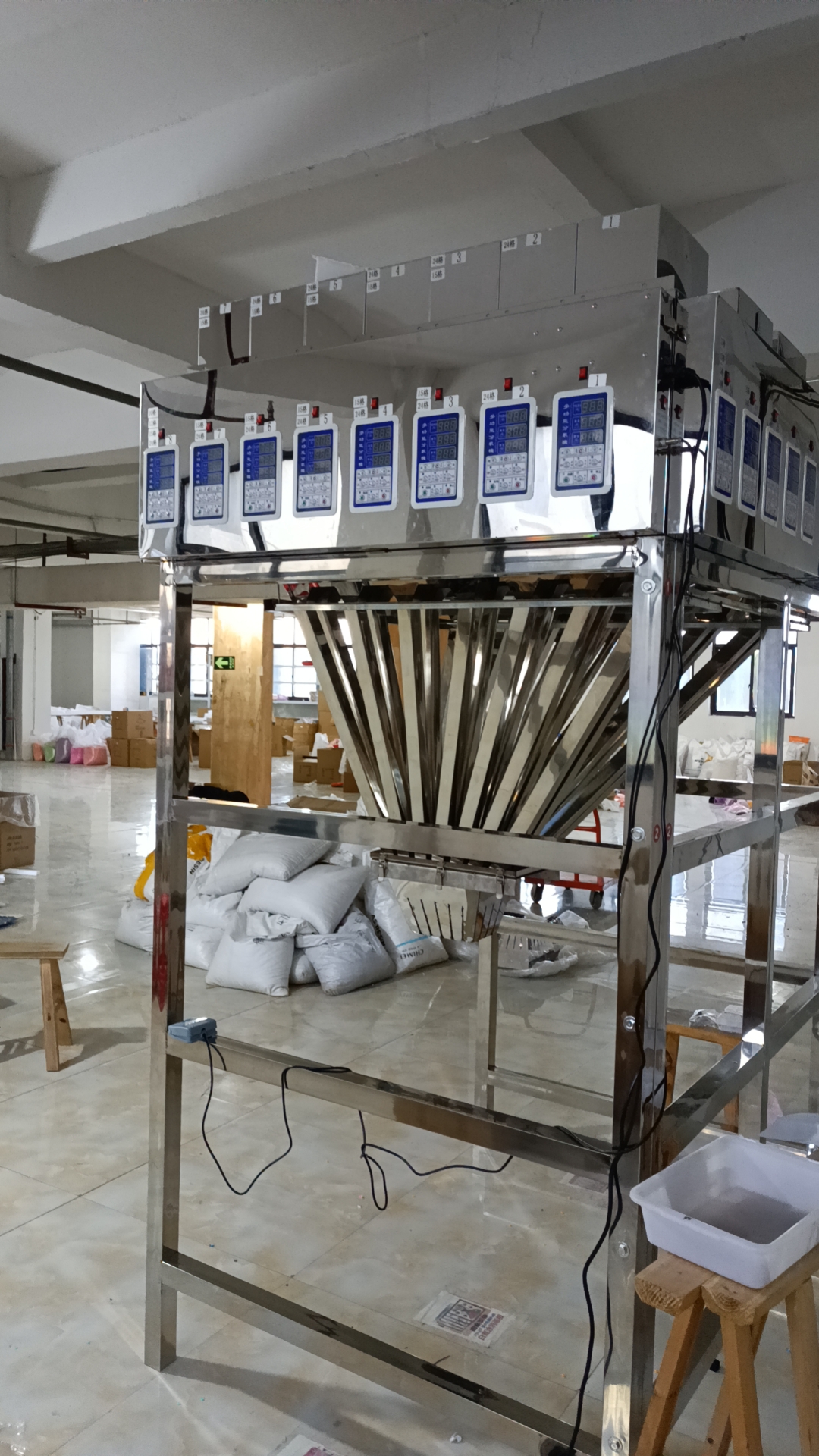 亞克力鉆顆粒加大料倉投料不串料28色分裝機廠家定制