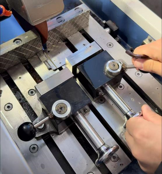 電池內(nèi)部固定卡扣鍍層厚度檢測(cè)方案